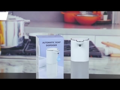 Desinfetante de mãos montado na parede da casa de banho do hotel